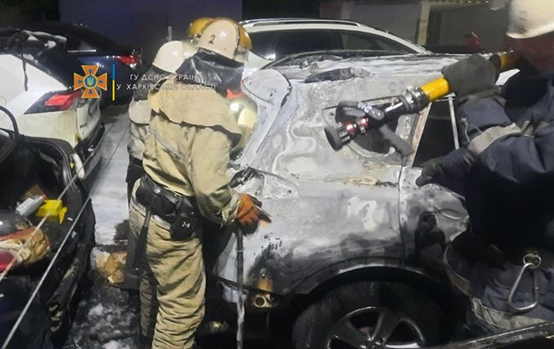 В Харькове на автостоянке загорелись шесть автомобилей (ФОТО, ВИДЕО)