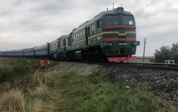 На Буковине на железной дороге образовался провал (ВИДЕО)