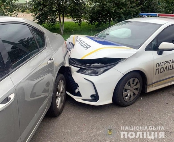 В Киеве на шоссе нетрезвый маршрутчик влетел в патрульное авто: есть пострадавшие (ФОТО)