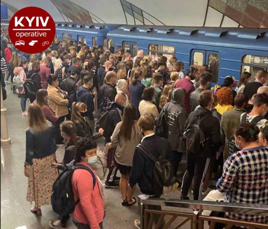 На одной из станций метро Киева увидели «затор» из пассажиров (ФОТО)
