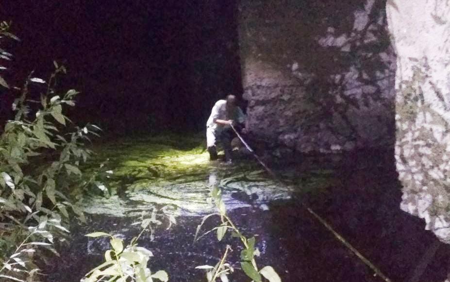 В Харьковской области мужчина «застрял» в реке под мостом (ФОТО)