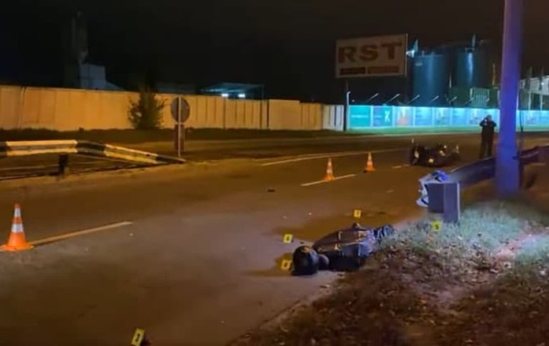 В Киеве скутер на скорости влетел в отбойник: пилот погиб на месте (ФОТО, ВИДЕО)