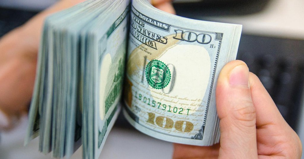Экономист рассказал, кто покупает и продает доллары в Украине