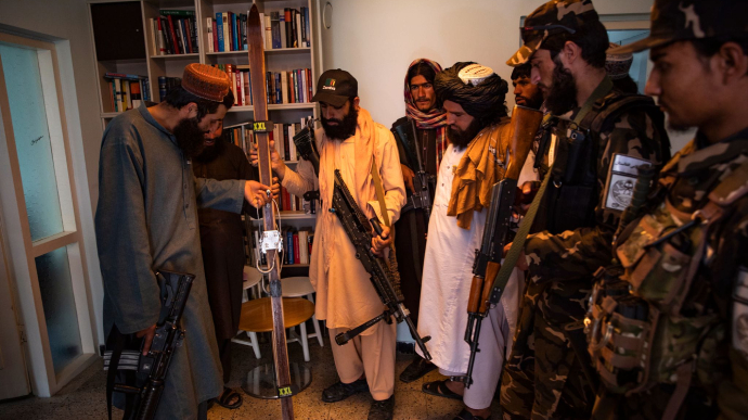 Талибы нашли в заброшенном посольстве Норвегии лыжи, вина, книги и диски с фильмами и музыкой (ФОТО)