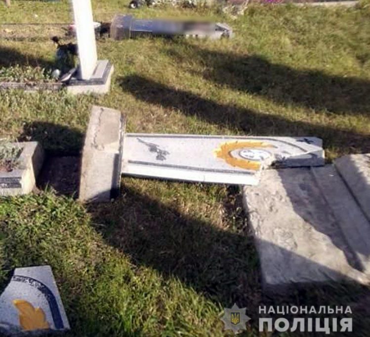 В Полтавской области вандалы разбили десятки надгробий (ФОТО)