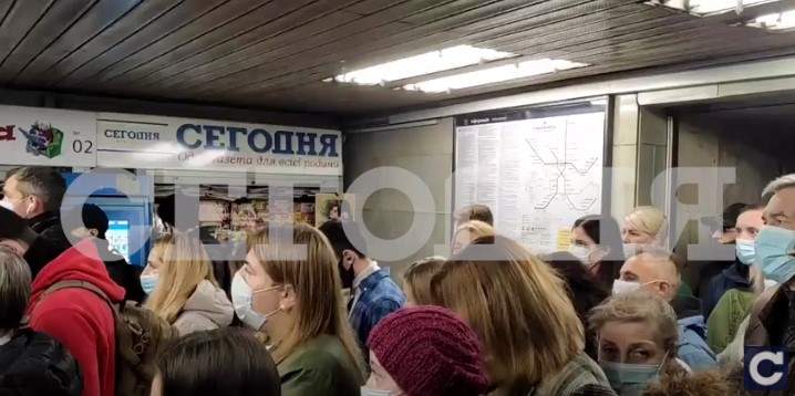 В столичном метро из-за поломки терминалов образовалась давка (ФОТО, ВИДЕО)