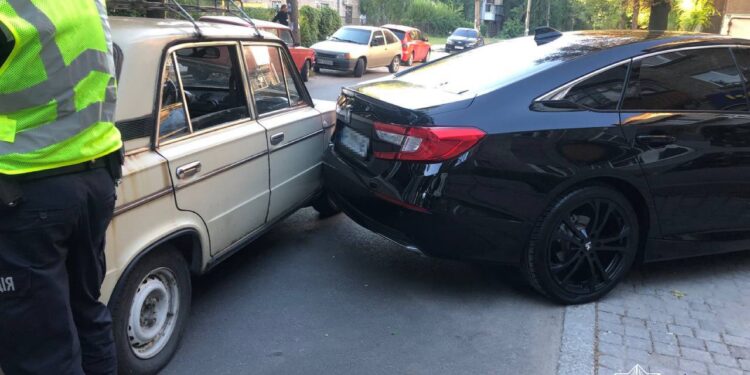 Пьяное ДТП в Запорожье: ВАЗ врезался в припаркованную Honda (ФОТО) 