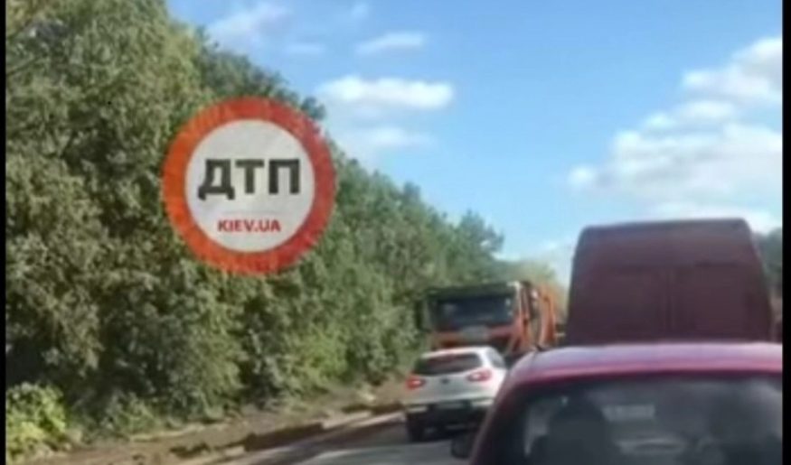 Под Киевом водитель грузовика поставил на место ездока по «встречке» (ВИДЕО)