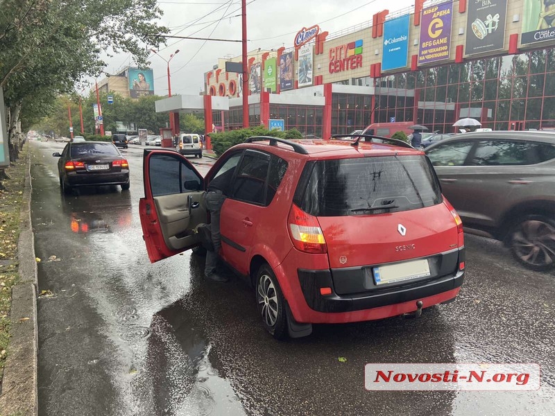 В центре Николаева не разминулись Kia и Renault (ФОТО)