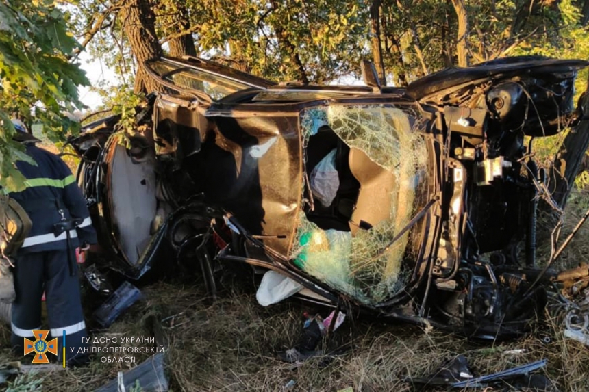 В Днепропетровской области BMW врезался в дерево и перевернулся: погиб водитель (ФОТО)