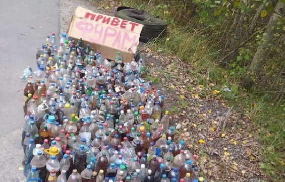 В лесу под Харьковом нашли свалку отходов в бутылках (ФОТО)