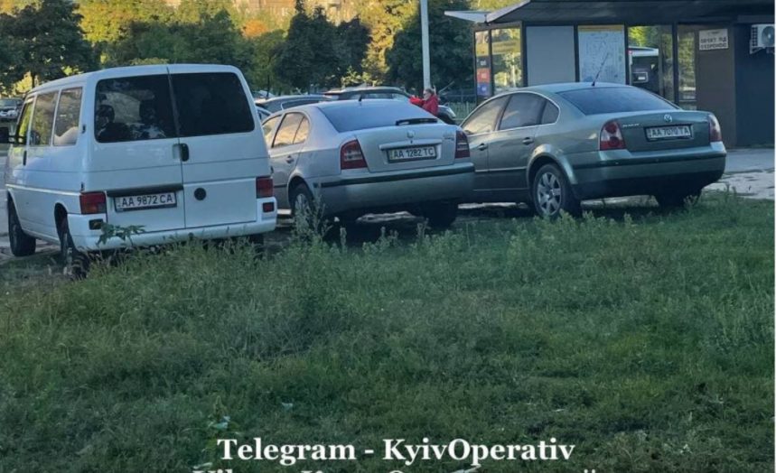 В Киеве «герои парковки» захватили газон у райотдела полиции (ФОТО)