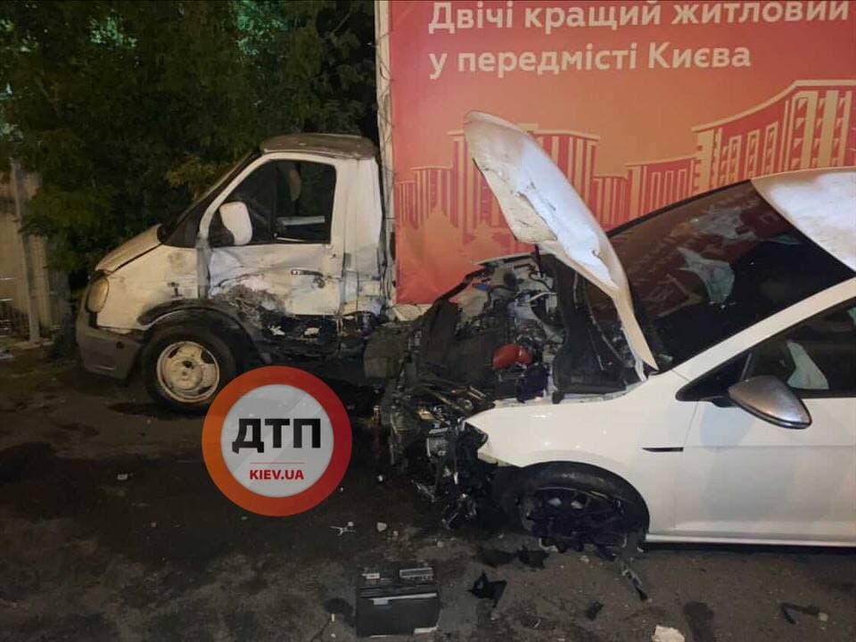 В Киеве Volkswagen снес дорожные знаки и врезался в припаркованную ГАЗель (ФОТО)