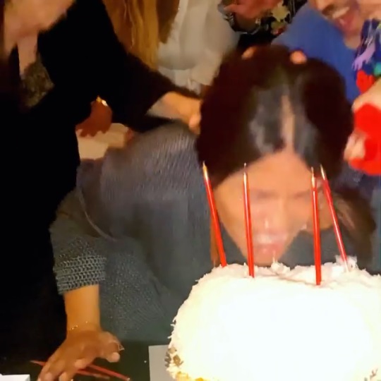 Анджелина Джоли толкнула Сальму Хайек лицом в торт (ФОТО, ВИДЕО)