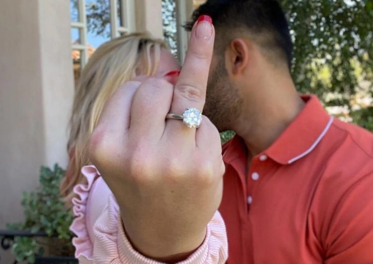 Бритни Спирс объявила о помолвке и показала кольцо с огромным бриллиантом (ВИДЕО)