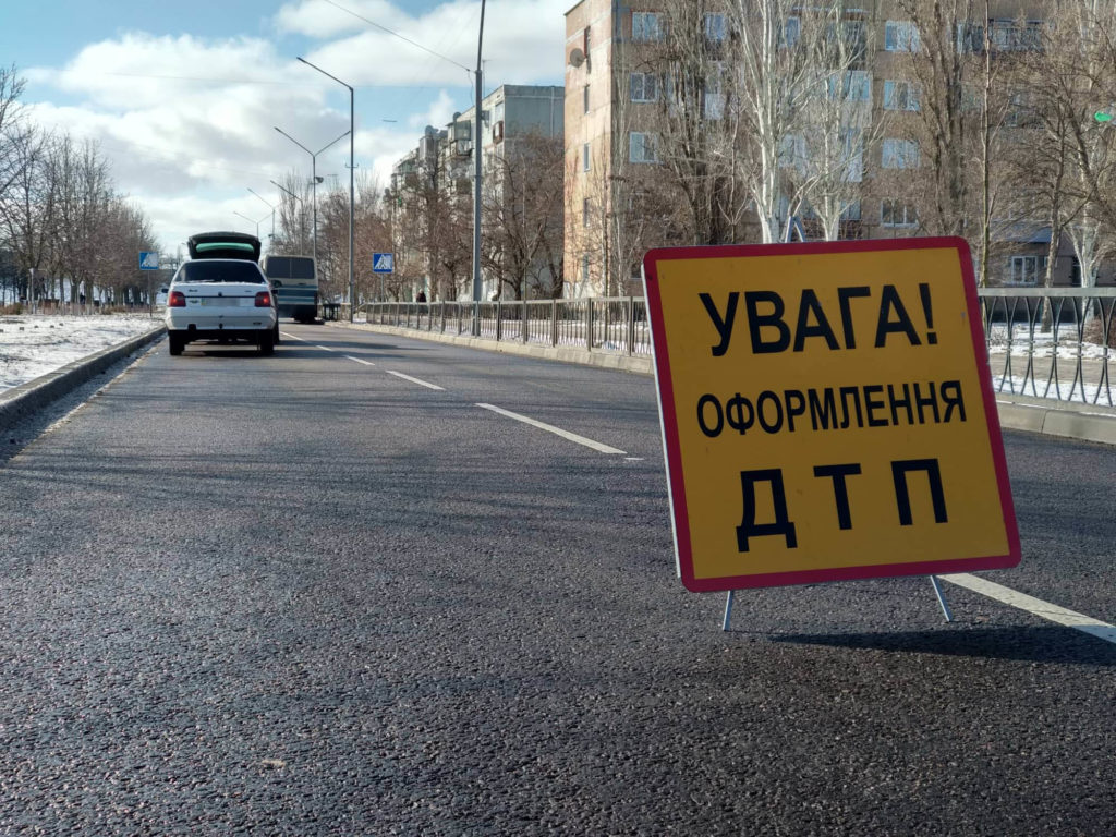 В Киеве грузовой микроавтобус влетел в толпу: погиб велосипедист (ВИДЕО)