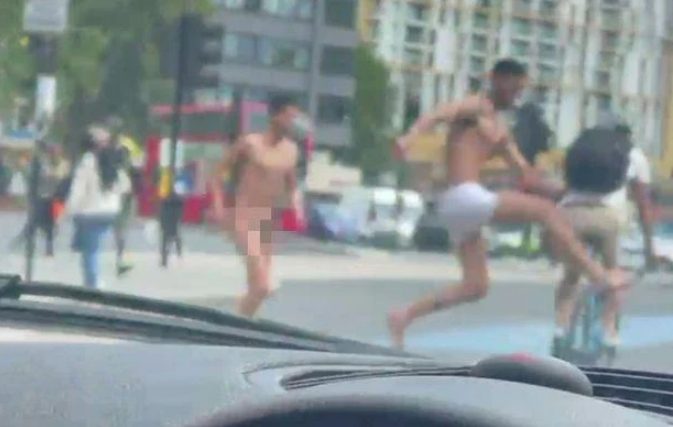 Двое голых мужчин в Лондоне нападали на людей (ФОТО)