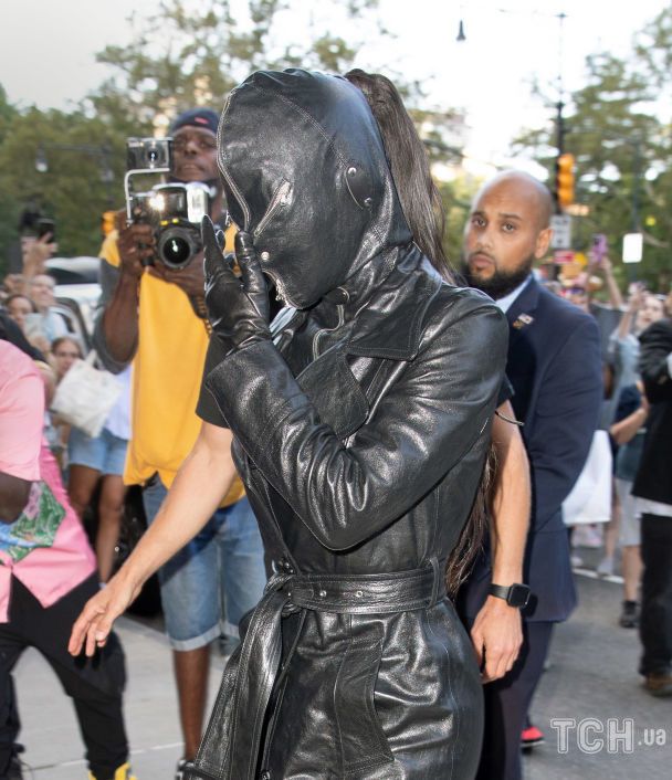 Ким Кардашьян в кожаной маске поразила провокационным нарядом (ФОТО)