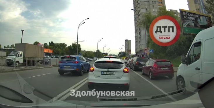 Маневры водителей на дороге в Киеве возмутили Сеть (ФОТО, ВИДЕО)