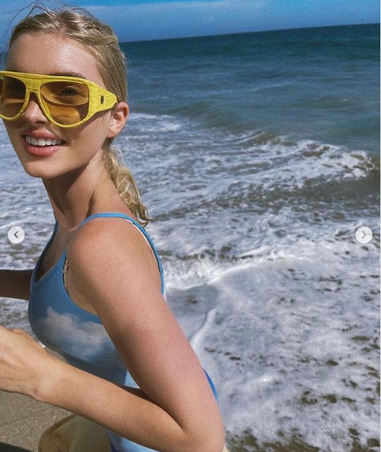 Модель Эльза Хоск гуляла по пляжу в голубом платье (ФОТО)
