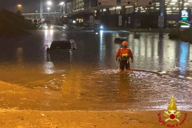 Мощный ливень затопил аэропорт в Милане (ФОТО, ВИДЕО)