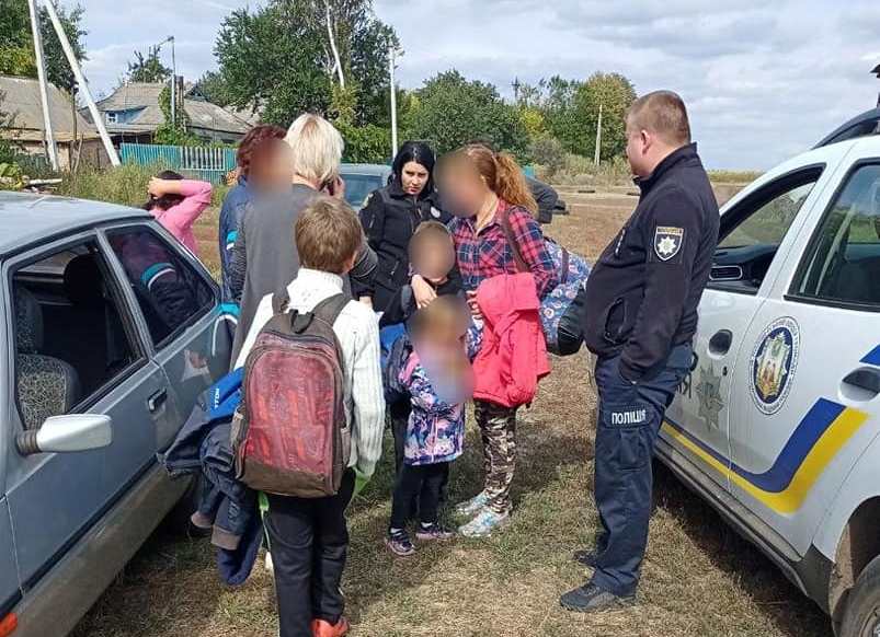 На Харьковщине у горе-матери соцслужба с полицией отобрала 4 детей (ФОТО)