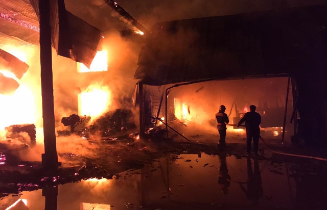 На Закарпатье горел цех: после пожара обнаружили труп охранника (ФОТО)