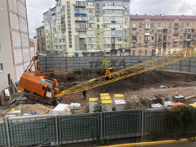 На стройплощадке в Харькове упал кран (ФОТО)