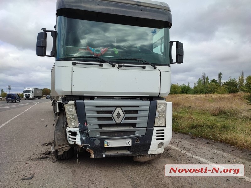 Под Николаевом «Славута» перевернулась после столкновения с тягачом Renault (ФОТО)