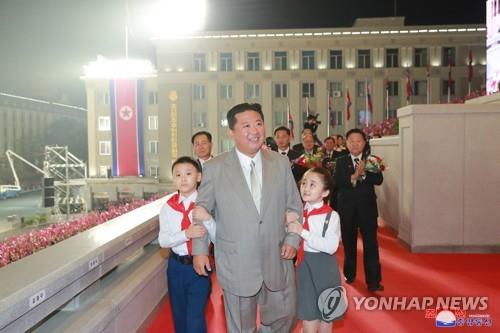 Похудевший Ким Чен Ын предстал перед публикой (ФОТО)