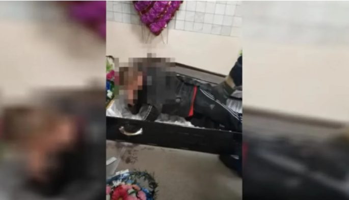 Пьяный россиянин проснулся в гробу с туалетной бумагой и вареньем (ФОТО, ВИДЕО)
