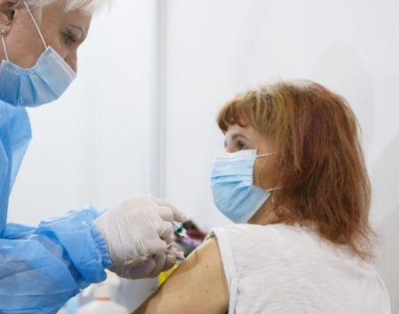 Более пяти миллионов украинцев вакцинировались от коронавируса