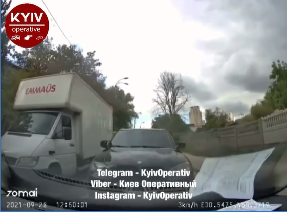 Ехал по «встречке»: в Киеве наглого водителя BMW «проучили» (ВИДЕО)