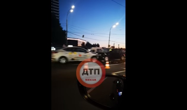 В Киеве на ВДНХ произошло ДТП с такси (ФОТО)
