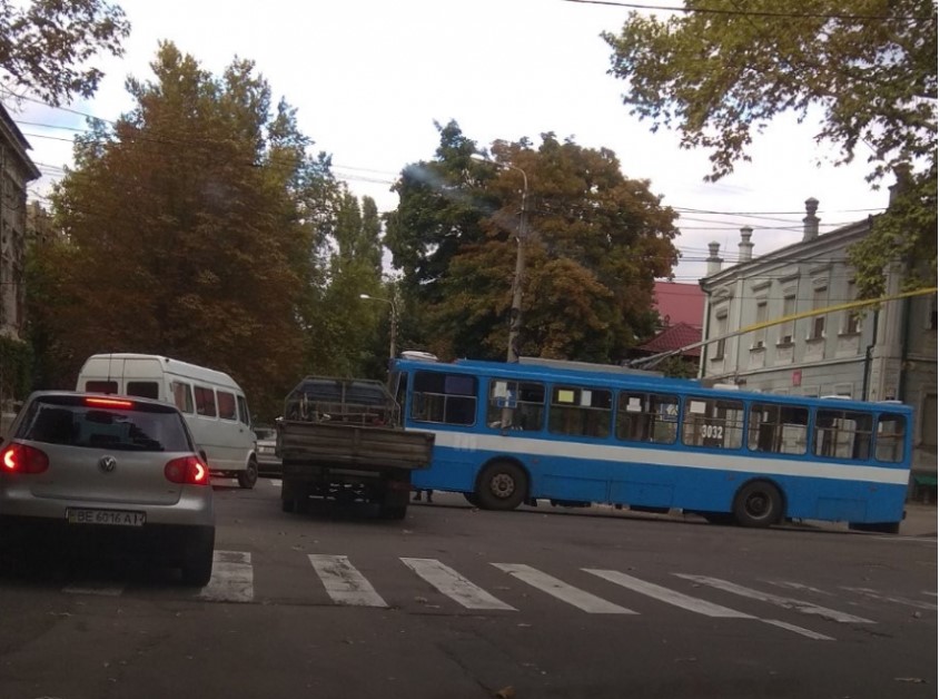 В Николаеве столкнулись грузовик и троллейбус (ФОТО)