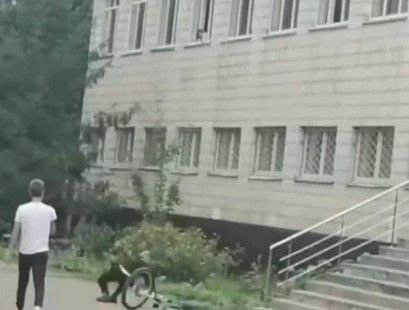 В Киеве подросток спрыгнул на велосипеде с крыши школы (ВИДЕО)