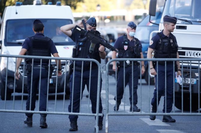 В центре Парижа гражданин РФ устроил стрельбу из автомата