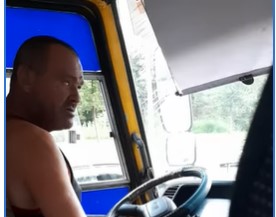 В Киеве водитель маршрутки за рулем решил побаловать себя пивом (ВИДЕО)