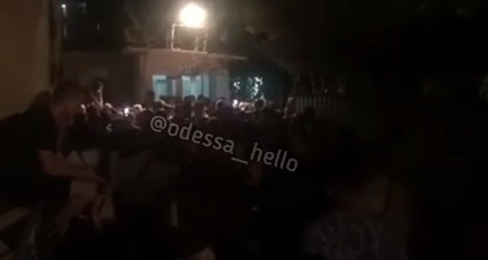 В Одессе толпа студентов «штурмовала» общежитие: что случилось (ВИДЕО)
