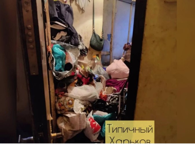 Жительница Харькова превратила квартиру в «мусорный полигон» (ВИДЕО)
