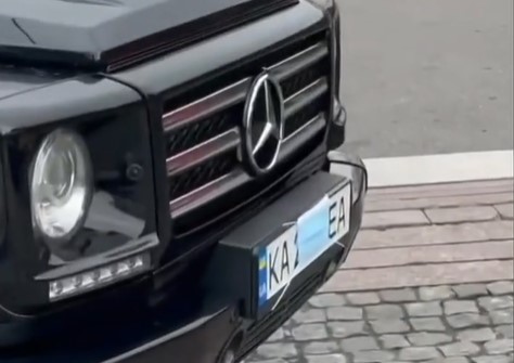В Киеве водитель Mercedes придумал оригинальный способ скрыть номера (ВИДЕО)