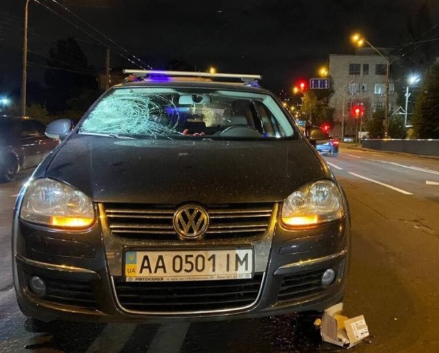 В Киеве женщина перебегала через шесть полос и спровоцировала ДТП (ФОТО)