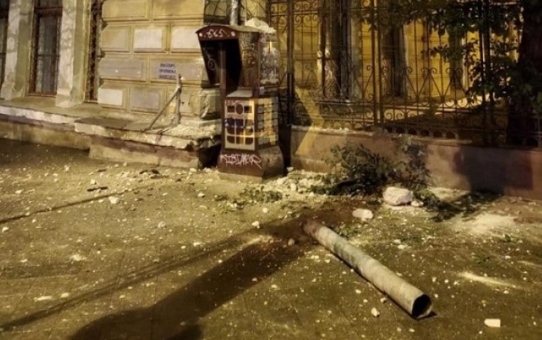 В центре Одессы обрушился фасад библиотеки (ФОТО)