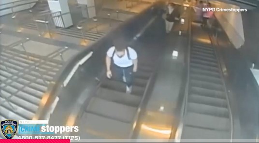 Удар ногой в лицо: в метро пассажир столкнул женщину с эскалатора (ВИДЕО)