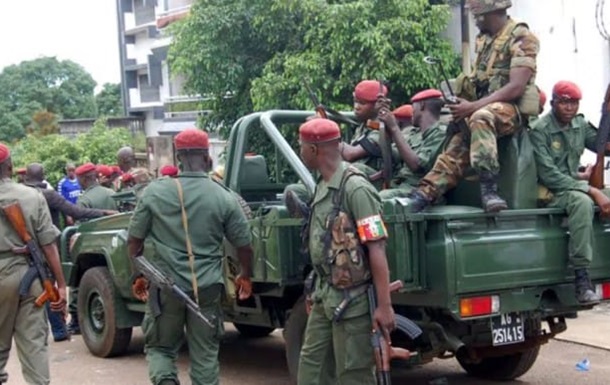 В столице Гвинеи неспокойно: у президентского дворца военная техника (ВИДЕО)