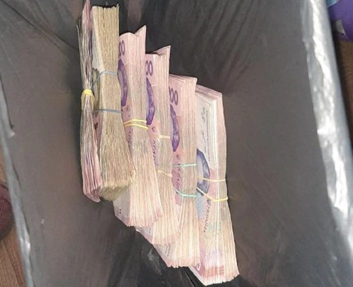 В Бердянске возле мусорки нашли пакет с десятками тысяч гривен (ФОТО)