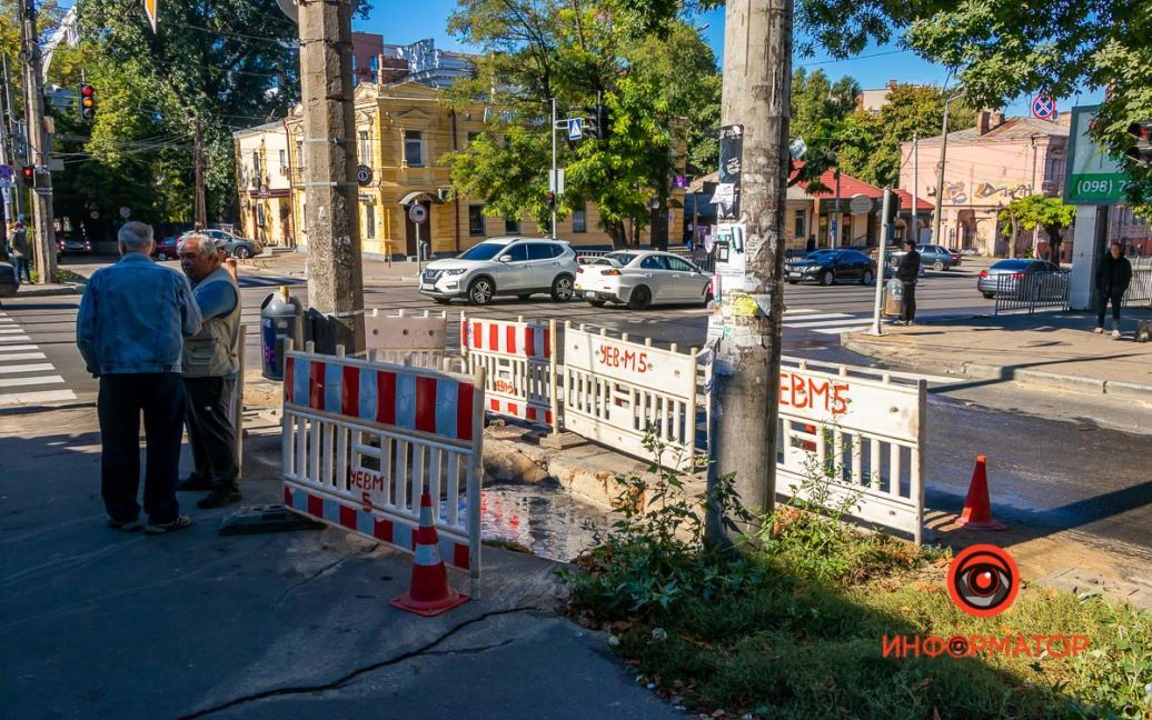 В Днепре на тротуаре девушка провалилась в глубокую яму с водой (ФОТО)