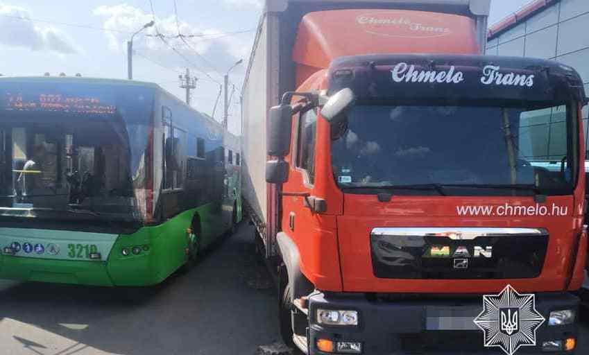 В Харькове столкнулись грузовик и троллейбус (ФОТО)