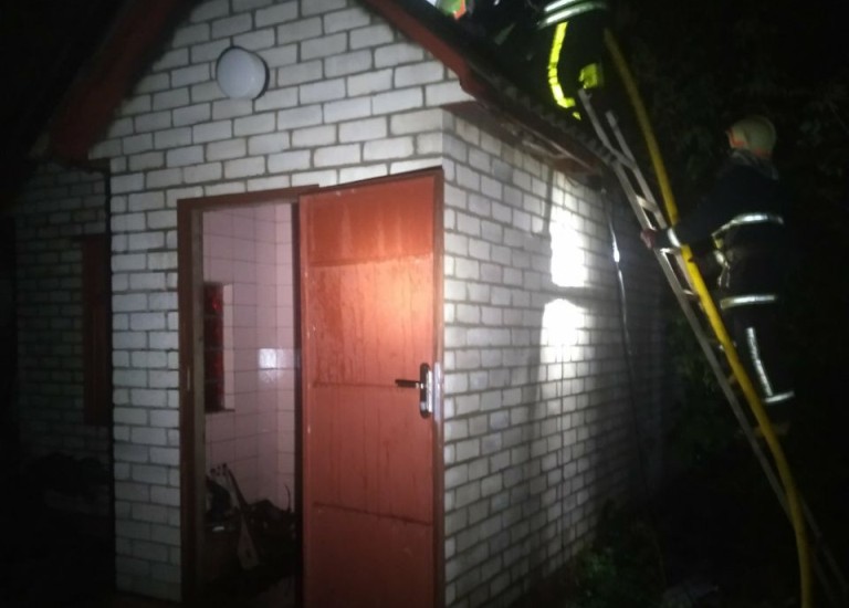 В Харьковской области вспыхнула баня (ФОТО)