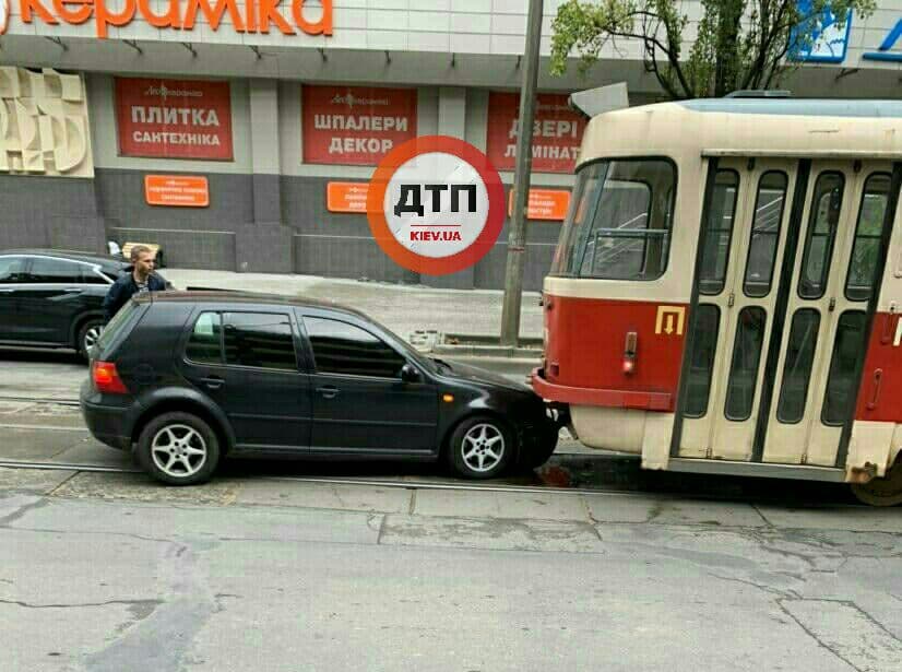 На Лукьяновке в Киеве иномарка «догнала» трамвай (ФОТО)